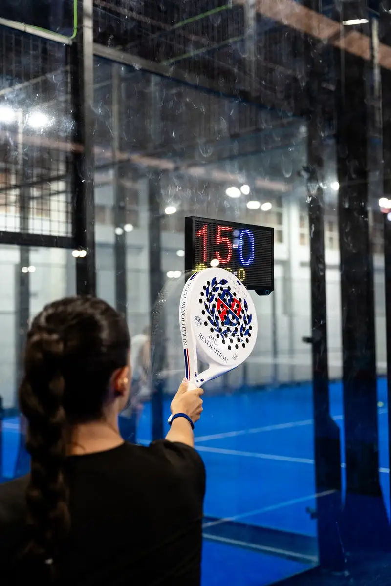 Kronoset on padel court wall